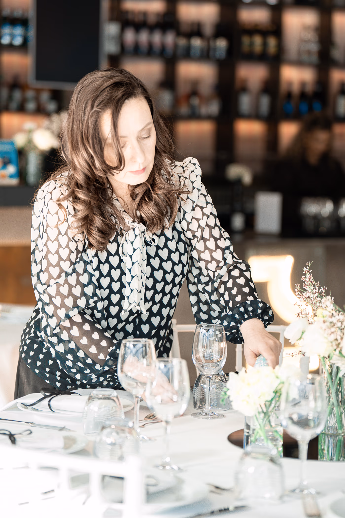 Sabina Marinkovic deckt eine festliche Tafel ein, bevor die Gäste kommen