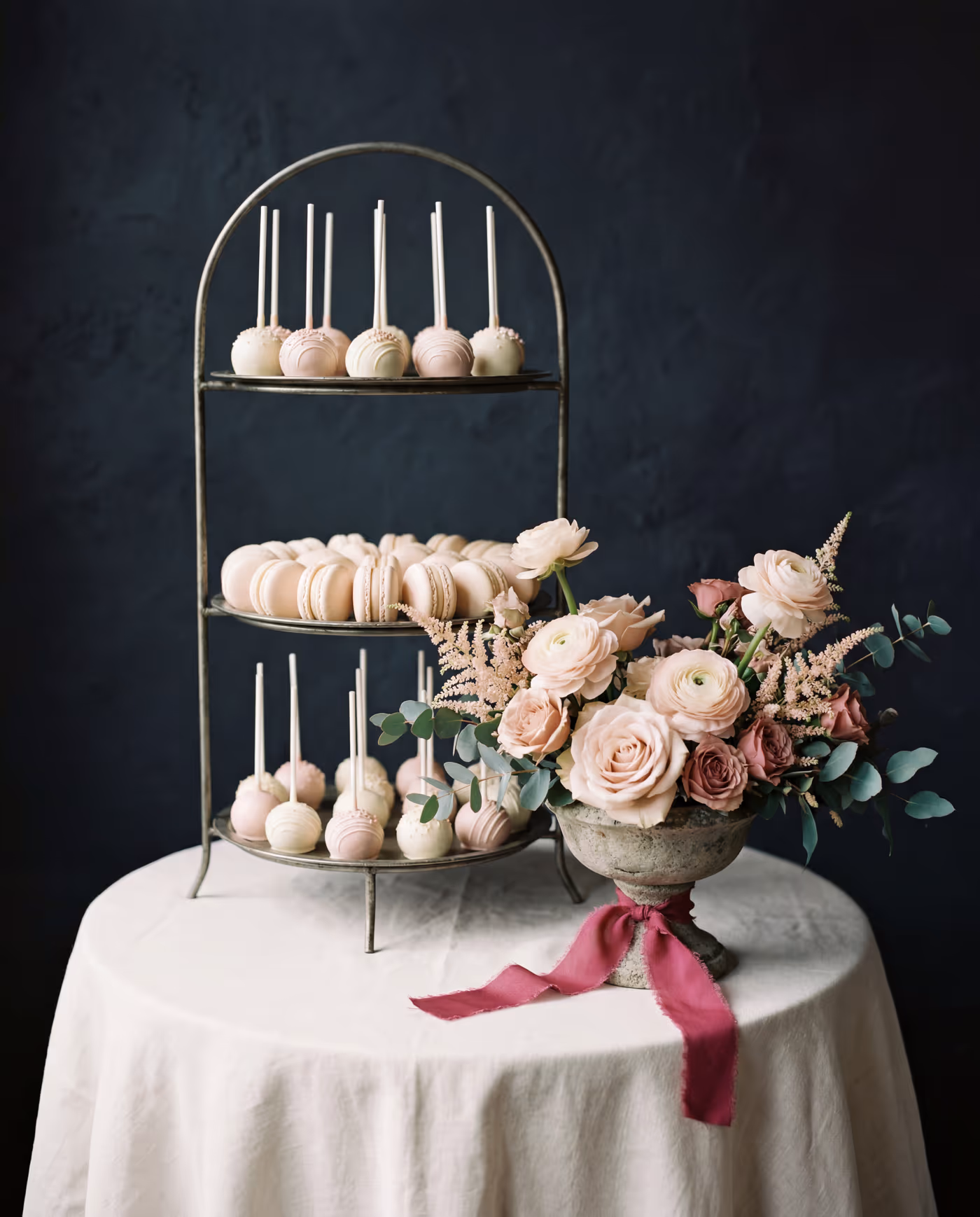 Etagère mit Blush-Macarons und Cakepops — Atelier Glamelia