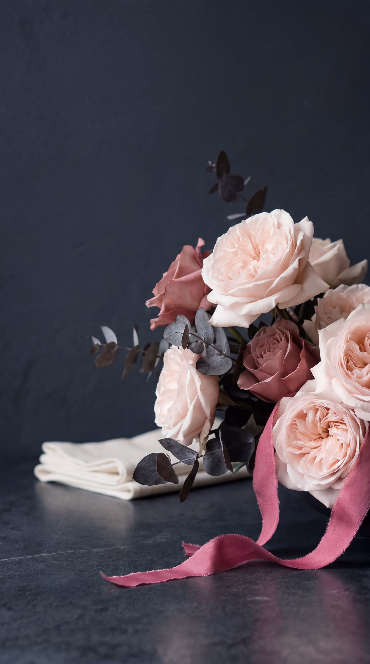 Blush-Deko-Arrangement auf Anthrazit — Atelier Glamelia