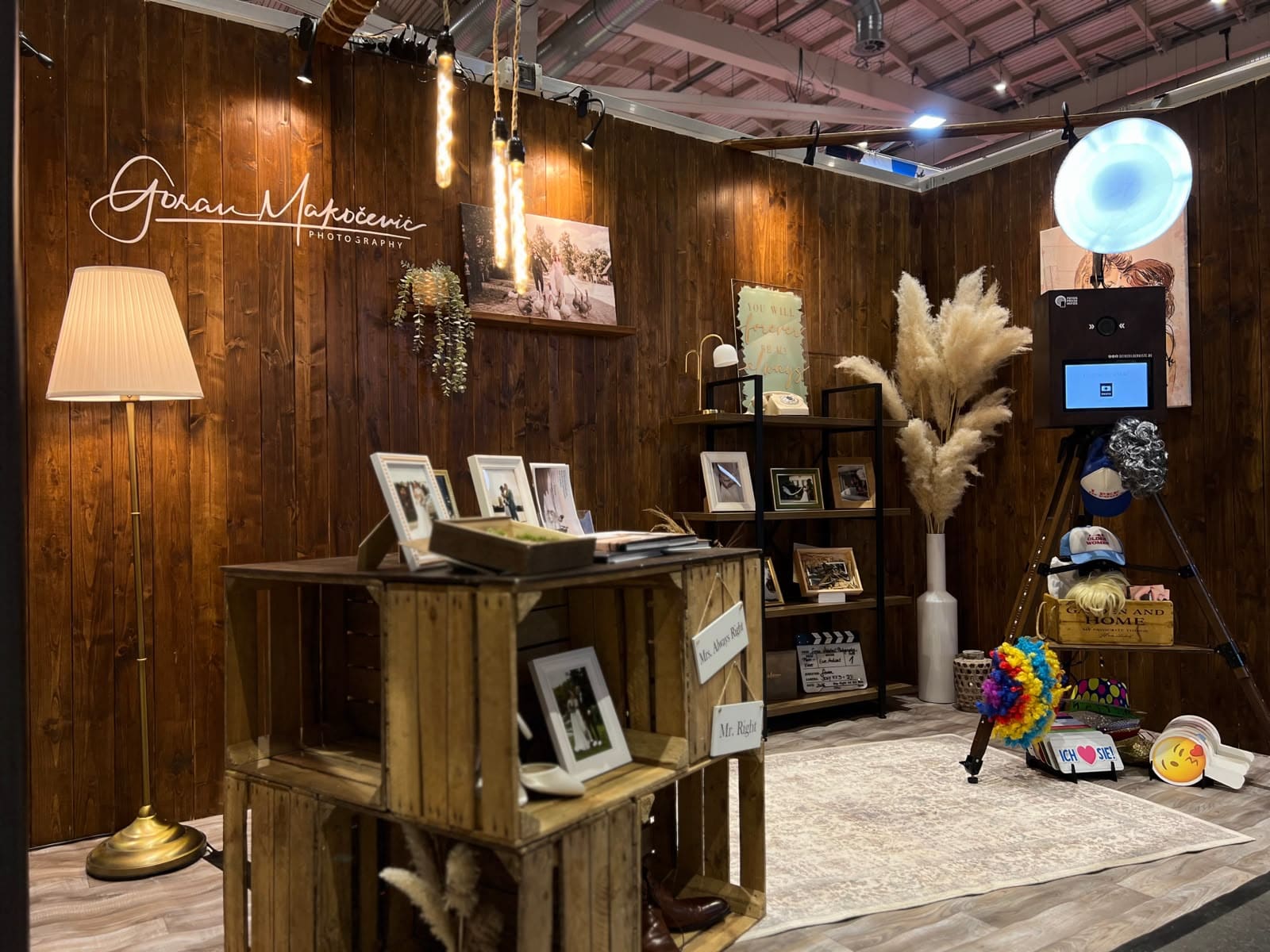Liebevoll gestalteter Messestand mit Fotobox, Erinnerungsbildern und warmem Licht