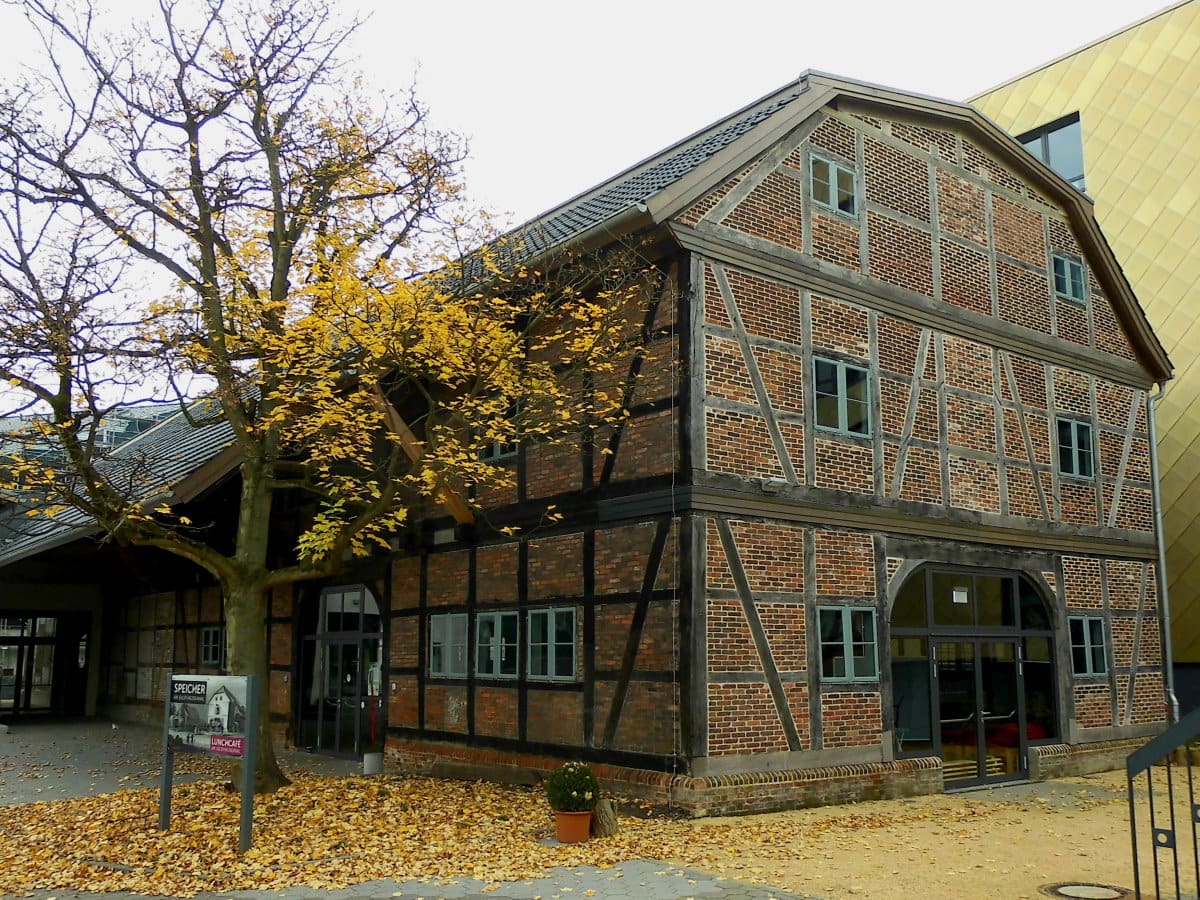 Historisches Fachwerk-Speichergebäude am Kaufhauskanal in Hamburg-Harburg